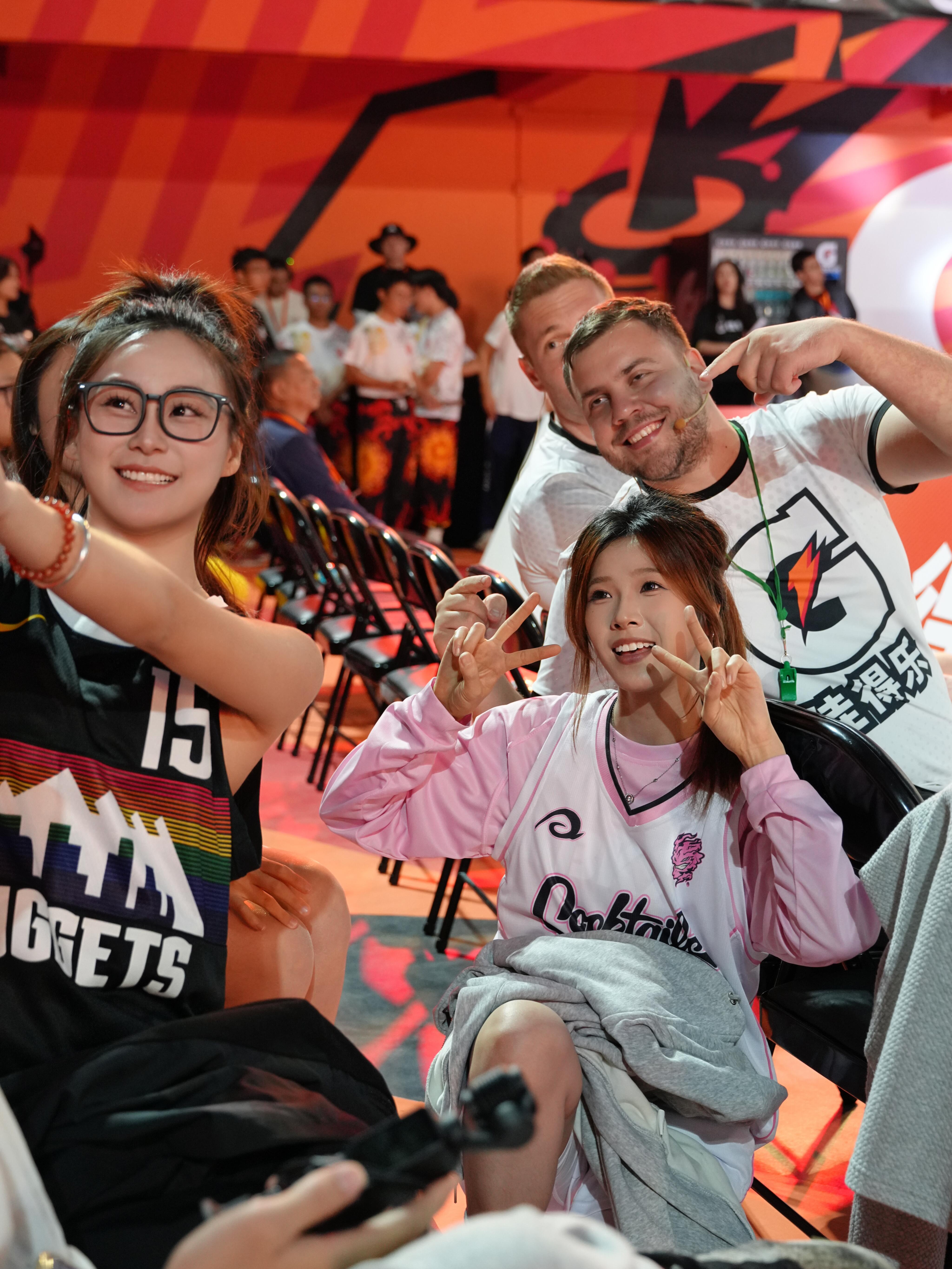 WNBA球员在社交媒体上分享训练日常，展现职业态度的简单介绍